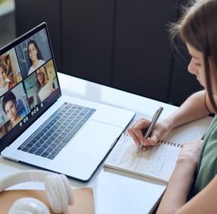 Serviços Aluna a realizar tarefas escolares, juntamente com mais 3 colegas, numa sessão de estudo acompanhado - Serviços Vera Pereira Explica